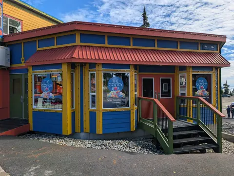 Octagonal yellow and blue shop building with a red roof