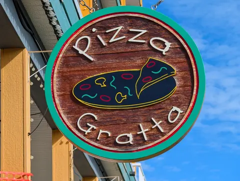 Round wooden Pizza Gratta sign